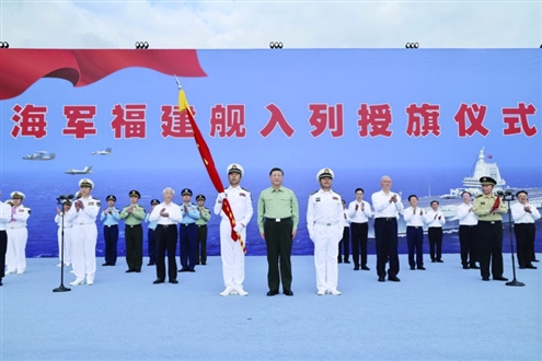 ▲11月5日,我国第一艘电磁弹射型航空母舰福建舰入列授旗仪式在海南三亚某军港举行。中共中央总书记、国家主席、中央军委主席习近平出席入列授旗仪式并登舰视察。这是习近平向福建舰舰长、政治委员授予军旗。◎新华社发